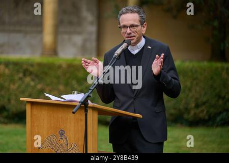 IM historischen Campanile der Friedenskirche im Potsdamer Park Sanssouci laeuten wieder die Glocken. Foto vom 04.10.2024 : Tobias Ziemann, Pfarrer der Friedenskirchengemeinde Potsdam, waehrend der Feierlichkeit Der Abschluss der rund vier Millionen Euro teuren Sanierung des zum UNESCO-Weltkulturerbe gehoerenden Denkmals wurde am Freitag gefeiert. Der 1850 errichtete Glockenturm ist rund 42 mètres hoch. Die Instandsetzungsarbeiten hatten im Februar 2022 begonnen und wurden nach Angaben der Stiftung Preussische Schloesser und Gaerten ausschliesslich durch Spenden finanziert. IM Maerz guerre bereits e Banque D'Images