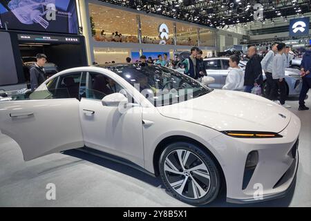 TIANJIN, CHINE - 3 OCTOBRE 2024 - les visiteurs visitent les véhicules électriques NIO au salon international de l'auto de Chine (Tianjin) 2024 à Tianjin, Chine, octobre Banque D'Images