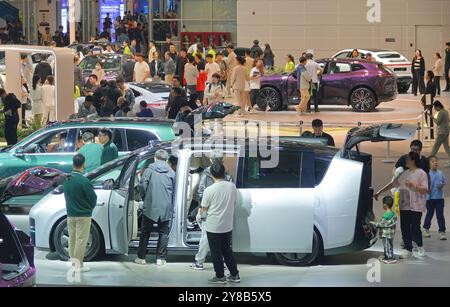 TIANJIN, CHINE - le 3 OCTOBRE 2024 - les visiteurs visitent la zone d'exposition des véhicules à énergie neuve autopropriétaires à l'International China (Tianjin) 2024 Banque D'Images