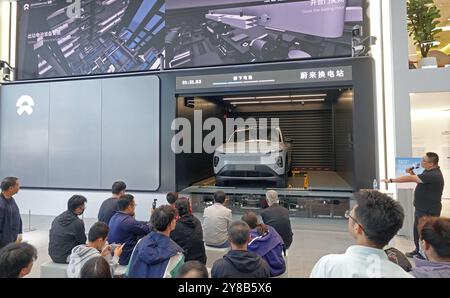 TIANJIN, CHINE - le 3 OCTOBRE 2024 - les visiteurs assistent à une démonstration du changeur d'énergie de quatrième génération de NIO lors du salon international 2024 de Chine (Tianjin) Banque D'Images