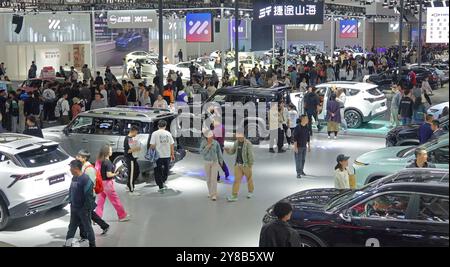 TIANJIN, CHINE - le 3 OCTOBRE 2024 - les visiteurs visitent la zone d'exposition des véhicules à énergie neuve autopropriétaires à l'International China (Tianjin) 2024 Banque D'Images
