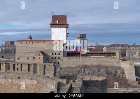 Vue de la forteresse Ivangorod au château Hermann (Narva, Estonie) un jour de mars. Frontière de la Russie et de l'Estonie Banque D'Images