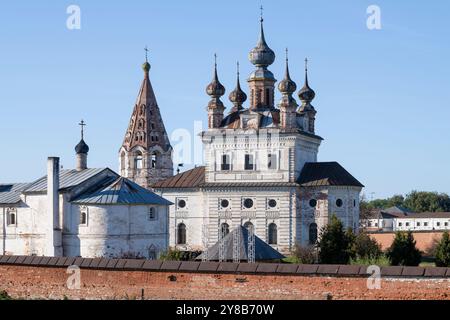 Ancienne cathédrale de Michel l'Archange avec un clocher sur une soirée ensoleillée de septembre. Michael le Monastère de l'Archange, Yuryev-Polsky Banque D'Images