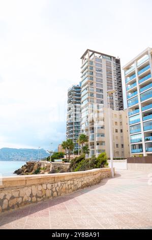 Des gratte-ciel contemporains s'élèvent le long d'une promenade pittoresque en bord de mer, présentant un design architectural époustouflant avec une atmosphère sereine und Banque D'Images