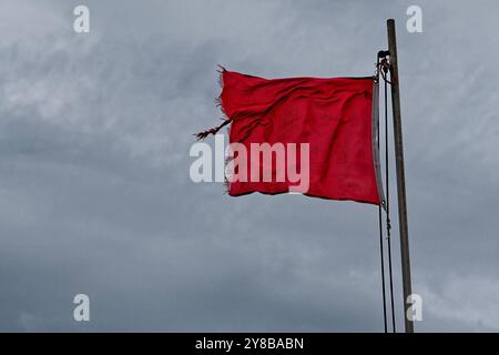 Achtung. Baden verboten, Lebensgefahr signalisiert die rote Flagge am Strand. Cavallino-Treporti Venetien Italien *** avertissement pas de baignade, danger pour la vie signalé par le drapeau rouge sur la plage Cavallino Treporti Veneto Italie Copyright : xRolfxPossx Banque D'Images