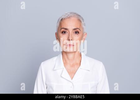 Photo de charmant médecin spécialiste qualifié femme chirurgien porter une robe blanche isolée sur fond de couleur grise Banque D'Images