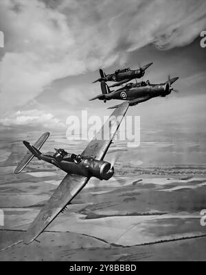 Une formation de Blackburn Rocs, B-25, un chasseur naval exploité pendant la seconde Guerre mondiale par la Fleet Air Arm. Il est dérivé du bombardier/chasseur Blackburn Skua, mais contrairement au Skua, le Roc a son armement dans une tourelle. En décembre 1938, le Roc a effectué son premier vol, ce qui a révélé qu'il avait une vitesse maximale relativement basse de seulement 223 mph. Il a participé à la campagne alliée en Norvège, ainsi qu'à l'opération Dynamo et à l'opération Aerial, aux évacuations des forces alliées de Dunkerque et d'autres ports français. Banque D'Images