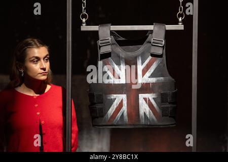 Londres, Angleterre, Royaume-Uni. 4 octobre 2024. Un membre du personnel de Sotheby's regarde Banksy's Vest, estimé à GBP 200 000 ''''' 300 000, lors de l'avant-première de la Contemporary Evening Auction à Londres. (Crédit image : © Thomas Krych/ZUMA Press Wire) USAGE ÉDITORIAL SEULEMENT! Non destiné à UN USAGE commercial ! Banque D'Images