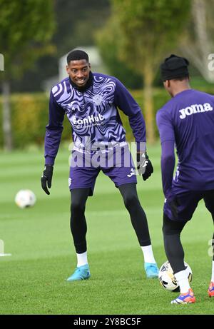 Secteur est. Ormiston.Tranent.East Lothian.Scotland.UK.4th Oct 24 session de formation hibernienne pour Scottish Premiership match contre Motherwell . Marvin Ekpiteta de Hibernian pendant la session. Crédit : eric mccowat/Alamy Live News Banque D'Images