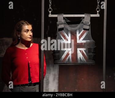 Londres, Angleterre, Royaume-Uni. 4 octobre 2024. Un membre du personnel de Sotheby's regarde Banksy's Vest, estimé à GBP 200 000 ''''' 300 000, lors de l'avant-première de la Contemporary Evening Auction à Londres. (Crédit image : © Thomas Krych/ZUMA Press Wire) USAGE ÉDITORIAL SEULEMENT! Non destiné à UN USAGE commercial ! Banque D'Images