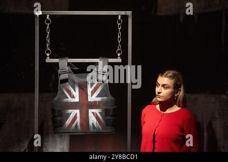 Londres, Angleterre, Royaume-Uni. 4 octobre 2024. Un membre du personnel de Sotheby's regarde Banksy's Vest, estimé à GBP 200 000 ''''' 300 000, lors de l'avant-première de la Contemporary Evening Auction à Londres. (Crédit image : © Thomas Krych/ZUMA Press Wire) USAGE ÉDITORIAL SEULEMENT! Non destiné à UN USAGE commercial ! Banque D'Images