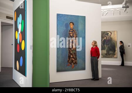 Londres, Angleterre, Royaume-Uni. 4 octobre 2024. Les membres du personnel de Sotheby's examinent une sélection d'œuvres d'art contemporain, lors de l'avant-première de la Contemporary Evening Auction à Londres. (Crédit image : © Thomas Krych/ZUMA Press Wire) USAGE ÉDITORIAL SEULEMENT! Non destiné à UN USAGE commercial ! Banque D'Images