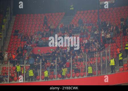 Bilbao, Espagne. 03 Oct, 2024. Les fans d'AZ Alkmaar lors du match de la phase de groupe de l'UEFA Europa League Round 2 2024-25 opposant l'Athletic Club et l'AZ Alkmaar le 3 octobre 2024 au stade San Mamés de Bilbao, en Espagne. (Photo d'Alberto Brevers/Pacific Press) crédit : Pacific Press Media production Corp./Alamy Live News Banque D'Images