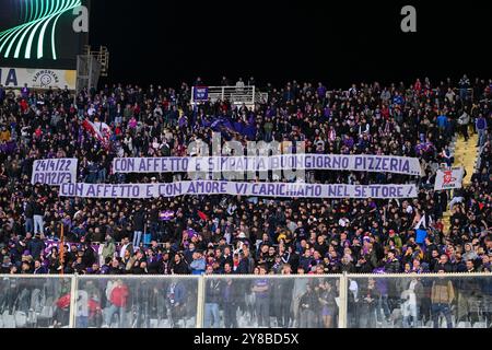 Les supporters d'ACF Fiorentina lors du match de football de l'ACF Fiorentina contre le New Saints FC, UEFA Conference League à Florence, Italie, le 03 octobre 2024 Banque D'Images