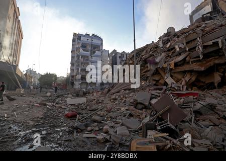 Beyrouth. 4 octobre 2024. Cette photo prise le 4 octobre 2024 montre les dégâts causés par les frappes aériennes israéliennes dans la banlieue sud de Beyrouth, Liban. Crédit : Bilal Jawich/Xinhua/Alamy Live News Banque D'Images