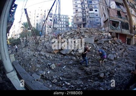 Beyrouth. 4 octobre 2024. Cette photo prise le 4 octobre 2024 montre les dégâts causés par les frappes aériennes israéliennes dans la banlieue sud de Beyrouth, Liban. Crédit : Bilal Jawich/Xinhua/Alamy Live News Banque D'Images