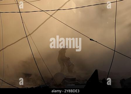 Beyrouth. 4 octobre 2024. Cette photo prise le 4 octobre 2024 montre une scène après une frappe aérienne israélienne dans la banlieue sud de Beyrouth, au Liban. Crédit : Bilal Jawich/Xinhua/Alamy Live News Banque D'Images