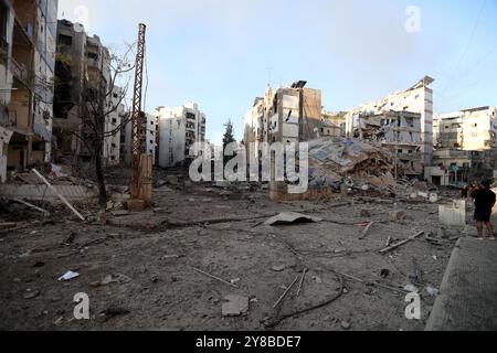 Beyrouth. 4 octobre 2024. Cette photo prise le 4 octobre 2024 montre les dégâts causés par les frappes aériennes israéliennes dans la banlieue sud de Beyrouth, Liban. Crédit : Bilal Jawich/Xinhua/Alamy Live News Banque D'Images