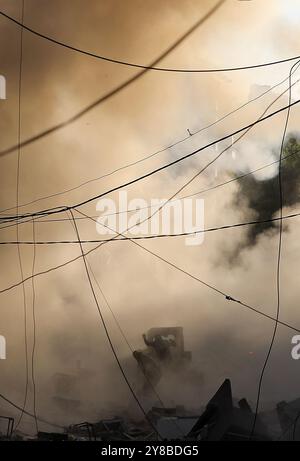 Beyrouth. 4 octobre 2024. Cette photo prise le 4 octobre 2024 montre une scène après une frappe aérienne israélienne dans la banlieue sud de Beyrouth, au Liban. Crédit : Bilal Jawich/Xinhua/Alamy Live News Banque D'Images