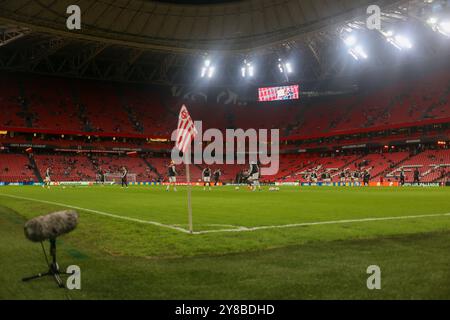 Bilbao, Euskadi, Espagne. 3 octobre 2024. Bilbao, Espagne, 03 octobre 2024 : le stade San Mamés avec les deux équipes s'échauffent lors du match de 2024'''25 UEFA Europa League Group Stage Round 2 entre Athletic Club et AZ Alkmaar le 03 octobre 2024 au stade San Mamés de Bilbao, Espagne. (Crédit image : © Alberto Brevers/Pacific Press via ZUMA Press Wire) USAGE ÉDITORIAL SEULEMENT! Non destiné à UN USAGE commercial ! Banque D'Images