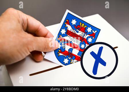 MONTAGE PHOTO, les armoiries de Thuringe sont jetées dans une boîte de vote, photo symbolique de l'élection de l'État en Thuringe, FOTOMONTAGE, Das Wappen v Banque D'Images