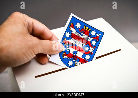 Les armoiries de Thuringe sont jetées dans une boîte de vote, photo symbolique de l'élection de l'État en Thuringe, Das Wappen von Thüringen wird in eine Wa Banque D'Images