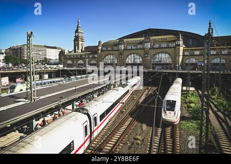 Gare principale avec des trains à Hambourg, Allemagne, Hauptbahnhof mit Zügen à Hambourg, Allemagne Banque D'Images