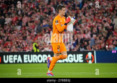 Bilbao, Euskadi, Espagne. 3 octobre 2024. Bilbao, Espagne, 03 octobre 2024 : le gardien de but de l'Athletic Club, Julen Agirrezabala (13 ans), applaudit la foule lors du match de la deuxième phase de l'UEFA Europa League 2024-25 opposant l'Athletic Club et l'AZ Alkmaar le 03 octobre 2024 au stade San Mamés de Bilbao, Espagne. (Crédit image : © Alberto Brevers/Pacific Press via ZUMA Press Wire) USAGE ÉDITORIAL SEULEMENT! Non destiné à UN USAGE commercial ! Banque D'Images