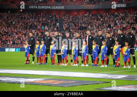 Bilbao, Euskadi, Espagne. 3 octobre 2024. Bilbao, Espagne, 03 octobre 2024 : les joueurs de l'Athletic Club écoutent l'hymne de la compétition lors du match de la phase de Groupe de l'UEFA Europa League 2024-25 entre l'Athletic Club et l'AZ Alkmaar le 03 octobre 2024 au stade San Mamés de Bilbao, Espagne. (Crédit image : © Alberto Brevers/Pacific Press via ZUMA Press Wire) USAGE ÉDITORIAL SEULEMENT! Non destiné à UN USAGE commercial ! Banque D'Images