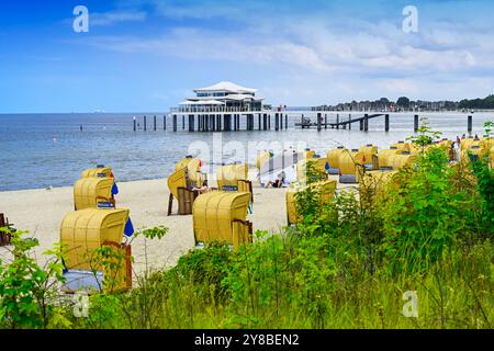 Mer Baltique, Pont Seeschlösschen et Mikado Teahouse in Timmendorfer Strand, Schleswig-Holstein, Allemagne, Europe, Ostsee, Seeschlösschenbrücke und Mi Banque D'Images