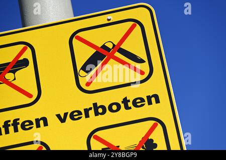 Panneau d'interdiction d'armes avec symbole de couteau barré à la gare principale de Hambourg, Allemagne, Waffenverbotsschild mit durchgestrichenem Messersymbol a Banque D'Images