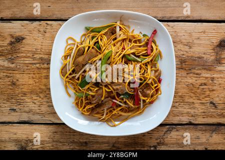 Faux poulet Chow Mein repas asiatique végétarien Banque D'Images