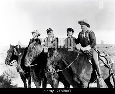 MILDRED NATWICK VICTOR McLAGLEN JOANNE DRU et JOHN WAYNE dans ELLE PORTAIT Un RUBAN JAUNE 1949 réalisateur JOHN FORD Story James Warner Bellah scénario Frank S. Nugent et Laurence Stallings producteurs exécutifs Merian C. Cooper et John Ford Argosy Pictures / RKO Radio Pictures Banque D'Images