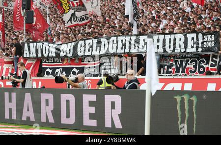 Stuttgart, Allemagne. 22 septembre 2024. firo : 22.09.2024, football, football, 1. Ligue, 1. Bundesliga, saison 2024/2025, VfB Stuttgart - BVB Borussia Dortmund fans, ventilateur, courbe de ventilateur, bannière, transparent, lettrage, protestation, affiche, affiches, Waldemar Anton du Borussia Dortmund crédit : dpa/Alamy Live News Banque D'Images