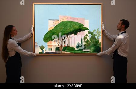 Dirigé par David Hockney's Sun-Drenched vue du sud de la France dans les années soixante et l'un des premiers autoportraits d'Andy Warhol aux côtés d'une exposition de vente en deux parties d'art moderne et contemporain Blue chip mettant en vedette les goûts de Kandinsky, Picasso, de Kooning, Warhol & Guston, gilet anti-coup de poignard de Stormzy porté à Glastonbury dessiné par Banksy à Londres 3-9 octobre et voyageant à Paris pour le 12-24 octobre 2024. Banque D'Images