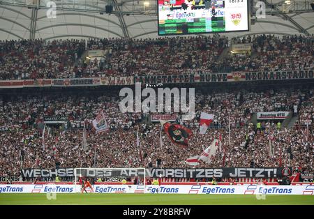 firo : 22 septembre 2024, soccer, football, 1ère ligue, 1ère Bundesliga, saison 2024/2025, VfB Stuttgart - BVB Borussia Dortmund 5:1 Stuttgart fans, ventilateur, courbe de ventilateur, bannière, transparent, lettrage, protestation, affiche, affiches, texte : changez la présidence de l'AR maintenant! Banque D'Images