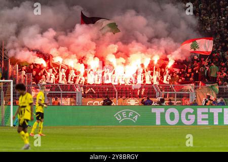 Fans von Celtic Glasgow, Pyrotechnik, Pro-Pal?stinensische Aktion. UEFA Champions League : Borussia Dortmund - Celtic Glasgow ; signal Iduna Park, Dortmund ; 01.10.2024 Banque D'Images