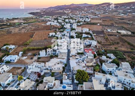 Superbe vue aérienne du paisible village d'Antiparos au coucher du soleil, mettant en valeur l'architecture traditionnelle des Cyclades et un paysage côtier pittoresque Banque D'Images