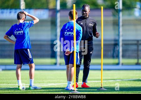 Rotterdam, pays-Bas. 04 octobre 2024. ROTTERDAM, 04-10-2024, Jeffrey Sarpong pendant son travail d'entraîneur de TIFA sports crédit : Pro Shots/Alamy Live News Banque D'Images