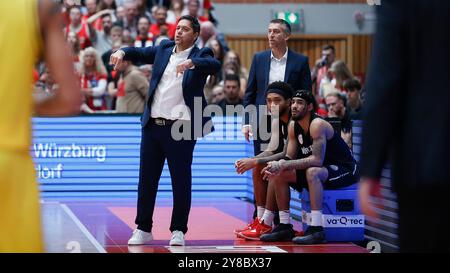 IM Bild : v.Li. Entraîneur-chef Sasa Filipovski (paniers de Wuerzburg), coentraîneur Dejan Mihevic (paniers de Wuerzburg), Mike Davis Jr. (paniers de Wuerzburg, 3) et Jhivvan Jackson (paniers de Wuerzburg, 56) 01.10.2024, FIT/One Wuerzburg Baskets v. Hapoel Netanel Holon, Ligue des champions de basketball, 1. Spieltag, Deutschland, Wuerzburg, tectake-Arena, Banque D'Images