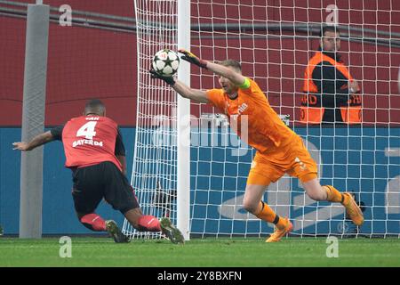 Gardien de but Lukas HRADECKY (LEV) action, action individuelle, football UEFA Champions League, tour préliminaire 2ème journée, Bayer 04 Leverkusen (LEV) - AC Milan 1:0 le 1er octobre 2024 à Leverkusen/ Allemagne. Banque D'Images