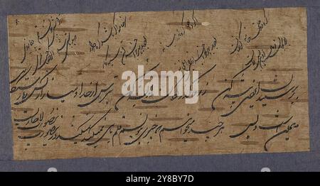 Lettre d'un ami, XVIIe-XVIIIe siècles, calligraphie, arabe, calligraphie, persan, manuscrits, persan, Washington (DC), Iran, calligraphie arabe, manuscrits islamiques enluminés, calligraphie islamique, manuscrits islamiques, Shikastah, Nasta'liq, Une lettre composée pour un ami, en persan écrite en écriture shikastah-nasta'liq avec quatre bayts (versets) d'un poème lyrique (ghazal) de Firdawsi 'Shahnamah' du 19e cent Iran., dimensions de la surface écrite : 5,8 (h) x 11,9 (w) cm, le texte est écrit en petite écriture noire shikastah-nasta'liq sur un morceau de papier en brun Banque D'Images