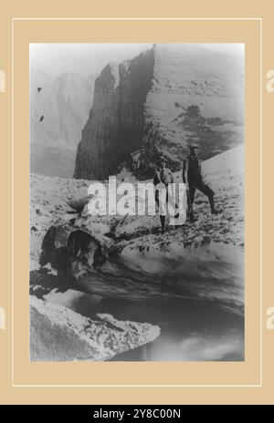 George B. Grinnell et sa femme sur le glacier Grinnell, 1925 mars 14., Grinnell, George Bird, 1849-1938, Grinnell, Elizabeth Curtis Williams, glaciers, 1920-1930, tirages photographiques, 1920-1930., tirages photographiques, 1920-1930, 1 tirage photographique. Banque D'Images