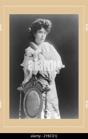 MRS James J. 'Molly' Brown, survivant du Titanic, portrait de trois quarts de longueur, debout, face à droite, bras droit au dos de la chaise, entre 1890 et 1920, Brown, Margaret Tobin, 1867-1932, tirages photographiques, 1890-1920., Portrait Photographs, 1890-1920., Portrait Photographs, 1890-1920, tirages photographiques, 1890-1920, 1 tirage photographique. Banque D'Images