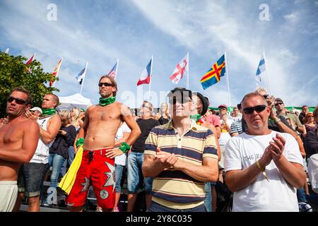 CÉRÉMONIE DES MÉDAILLES FOULE, BEACH VOLLEY, MARIEHAMN, 2011 : la foule applaudit les médaillés en août 2011 à l'Open de la PAF à Mariehamn, Åland, Finlande. Photographie : Rob Watkins. INFO : entre 2009-2013, le tournoi PAF Open Beach Volleyball était un événement annuel organisé à Mariehamn, Åland, Finlande. Il a attiré les meilleures équipes et joueurs internationaux dans le cadre du circuit mondial officiel de la FIVB, mettant en vedette le Beach volley de haut niveau. Banque D'Images