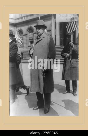 John Pierpont Morgan, Jr., portrait en pied, debout, face à la gauche, tenant le drapeau américain, entre 1920 et 1940, Morgan, J. P., (John Pierpont), 1867-1943, tirages photographiques, 1920-1940., Portrait Photographs, 1920-1940., Portrait Photographs, 1920-1940, tirages photographiques, 1920-1940, George Grantham ., 1 photoprint. Banque D'Images