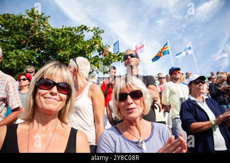 CÉRÉMONIE DES MÉDAILLES FOULE, BEACH VOLLEY, MARIEHAMN, 2011 : la foule applaudit les médaillés en août 2011 à l'Open de la PAF à Mariehamn, Åland, Finlande. Photographie : Rob Watkins. INFO : entre 2009-2013, le tournoi PAF Open Beach Volleyball était un événement annuel organisé à Mariehamn, Åland, Finlande. Il a attiré les meilleures équipes et joueurs internationaux dans le cadre du circuit mondial officiel de la FIVB, mettant en vedette le Beach volley de haut niveau. Banque D'Images