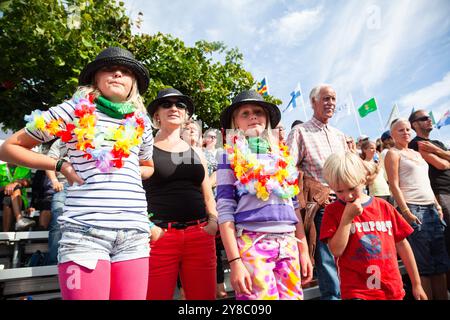 CÉRÉMONIE DES MÉDAILLES FOULE, BEACH VOLLEY, MARIEHAMN, 2011 : la foule applaudit les médaillés en août 2011 à l'Open de la PAF à Mariehamn, Åland, Finlande. Photographie : Rob Watkins. INFO : entre 2009-2013, le tournoi PAF Open Beach Volleyball était un événement annuel organisé à Mariehamn, Åland, Finlande. Il a attiré les meilleures équipes et joueurs internationaux dans le cadre du circuit mondial officiel de la FIVB, mettant en vedette le Beach volley de haut niveau. Banque D'Images