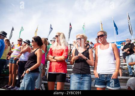 CÉRÉMONIE DES MÉDAILLES FOULE, BEACH VOLLEY, MARIEHAMN, 2011 : la foule applaudit les médaillés en août 2011 à l'Open de la PAF à Mariehamn, Åland, Finlande. Photographie : Rob Watkins. INFO : entre 2009-2013, le tournoi PAF Open Beach Volleyball était un événement annuel organisé à Mariehamn, Åland, Finlande. Il a attiré les meilleures équipes et joueurs internationaux dans le cadre du circuit mondial officiel de la FIVB, mettant en vedette le Beach volley de haut niveau. Banque D'Images