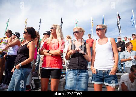 CÉRÉMONIE DES MÉDAILLES FOULE, BEACH VOLLEY, MARIEHAMN, 2011 : la foule applaudit les médaillés en août 2011 à l'Open de la PAF à Mariehamn, Åland, Finlande. Photographie : Rob Watkins. INFO : entre 2009-2013, le tournoi PAF Open Beach Volleyball était un événement annuel organisé à Mariehamn, Åland, Finlande. Il a attiré les meilleures équipes et joueurs internationaux dans le cadre du circuit mondial officiel de la FIVB, mettant en vedette le Beach volley de haut niveau. Banque D'Images